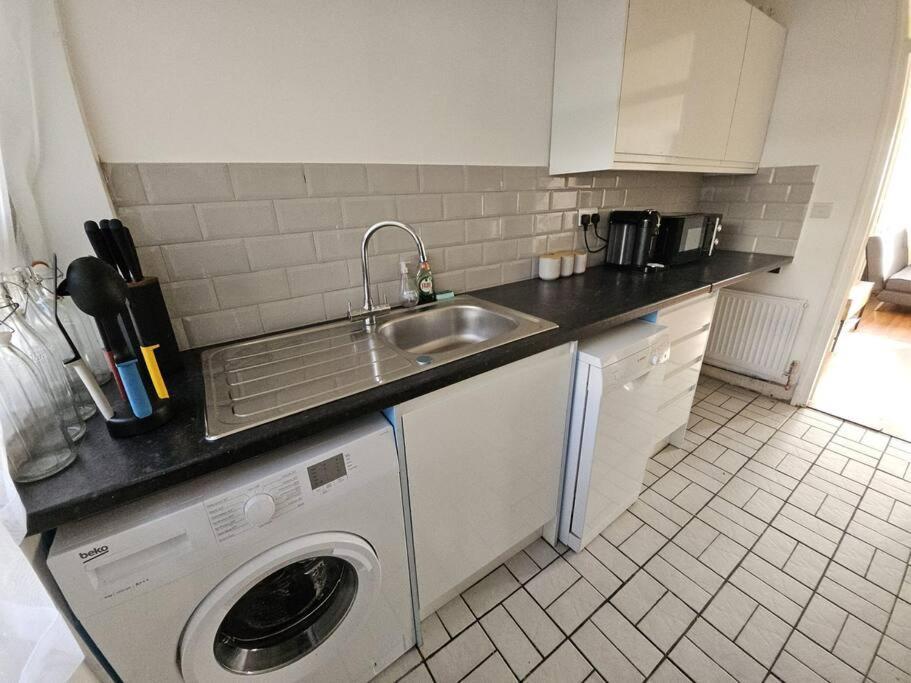 City Residence Steps From Kings Cross Station! Лондон Екстер'єр фото